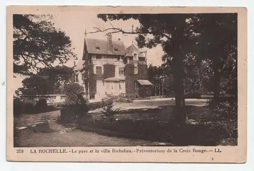 La Rochelle. - Le parc et la villa Richelieu. -Preventorium de la Croix Rouge.