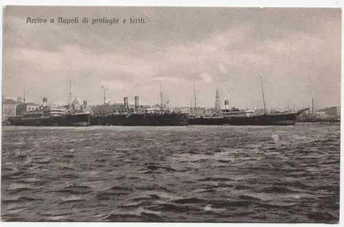 Arrivo a Napoli di profughi e feriti.