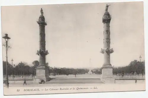 Bordeaux. - Les Colonnes Rostrales et les Quinconces.