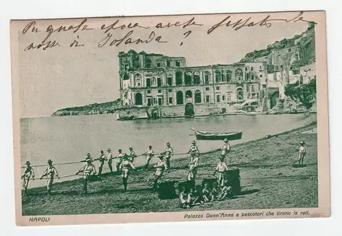 Napoli. Palazzo Donn Anna e pescatori che tirano le reti.