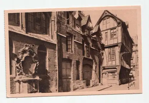 Rouen (Seine-Inferieure). Vieille maison dans la rue Saint-Romain.