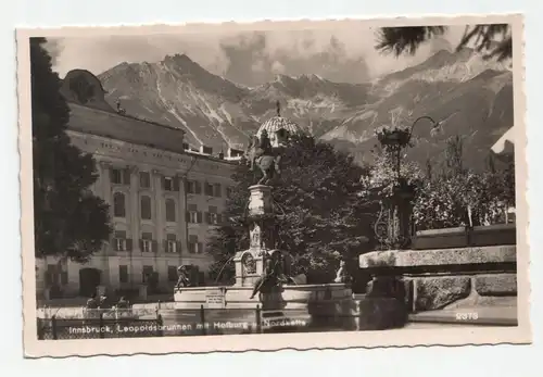 Innsbruck, Leopoldsbrunnen mit Hofburg u. Nordkette