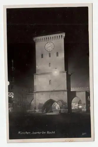 München, Jsartor bei Nacht.
