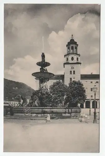 Salzburg, Glockenspiel u. Residenzbrunnen.