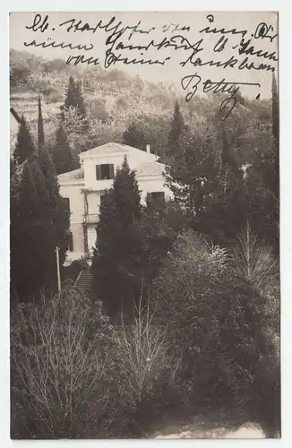 Österreich, ein altes Haus zwischen den Bäumen, jahr 1910