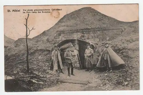 St. Mihiel. Vor einem granatensicheren Unterstand im Fort Camp des Romains. 1915