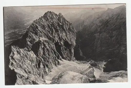 Zugspitze, 2964 m. Blick vom Ostgipfel ins Höllental.