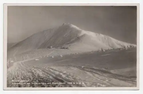 Riesengebirge. Schneekoppe mit Schlesierhaus und Riesenbaude 1605 m ü.d.M.