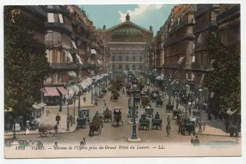 Paris. Avenue de l Opera prise du Grand Hotel du Louvre.