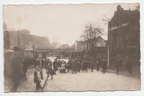 Kinder verlassen die Schule, alte Postkarte