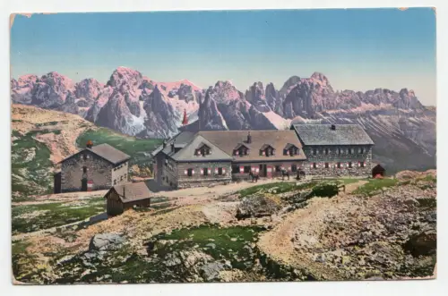 Rifugio Monte Pez (2461 m) verso il Gruppo del Catinaccio.