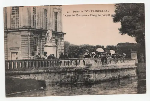 Palais de Fontainebleau. Cour des Fontaines - Etang des Carpes.