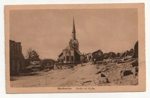 Bantheville. Straße mit Kirche.