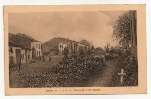 Straße mit Kirche zu Vaucourt (Frankreich). jahr 1917
