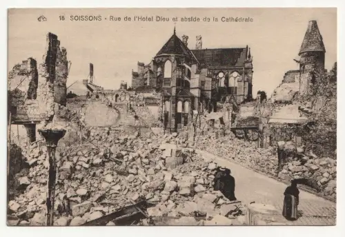 SOISSONS Rue de l Hotel Dieu et abside de la Cathédrale