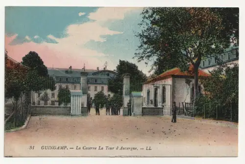 GUINGAMP.- La Caserne La Tour d  Auvergne.