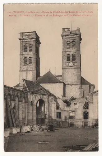 VERDUN Ses Ruines - Entrée de l Évêché et les Tours de la Cathédrale Verdun