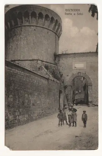 Volterra. Porta a Selci.