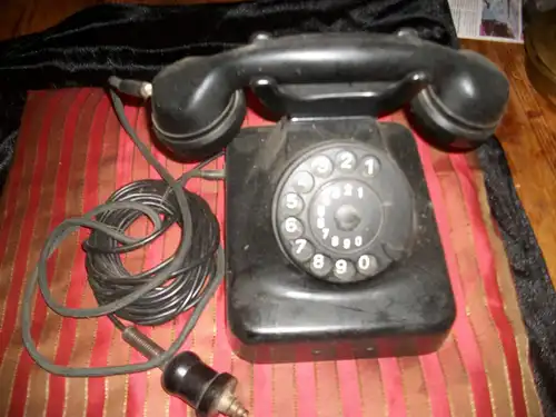 Telefon, Tischfernsprecher W 48, 50-er Jahre, schwarz ,
Bakelit, gut erhalten, mit Originalstecker, siehe Foto
(leichte Gebrauchsspuren).
