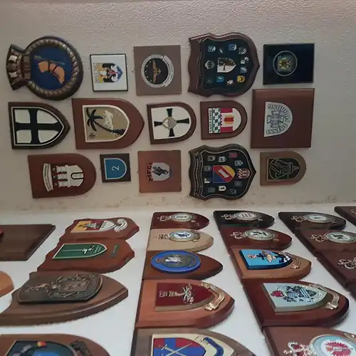 Militärhistorische Sammlung Luftwaffe Wappen von Nato Stützpunkten. Einige Stützpunkte wurden nach dem Ende des kalten Krieges aufgelöst. Schriftverkehr des Sammlers mit den Stützpunkten teilweise vorhanden...