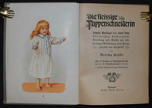 Die Puppenschneiderin um 1905 mit Chromolithographien - Schnittmuster - J. Lutz