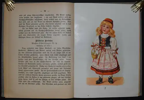 Die Puppenschneiderin um 1905 mit Chromolithographien - Schnittmuster - J. Lutz