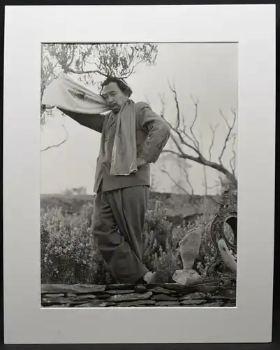 SALVADOR DALI MIT SCHAL - ORIGINAL-PHOTOGRAPHIE ROM 1957