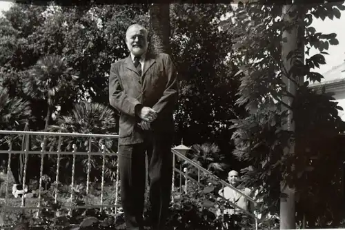 ERNEST HEMINGWAY - ORIGINAL-PHOTOGRAPHIE - AM BAHNHOF IN GENUA 1954 - LITERATUR