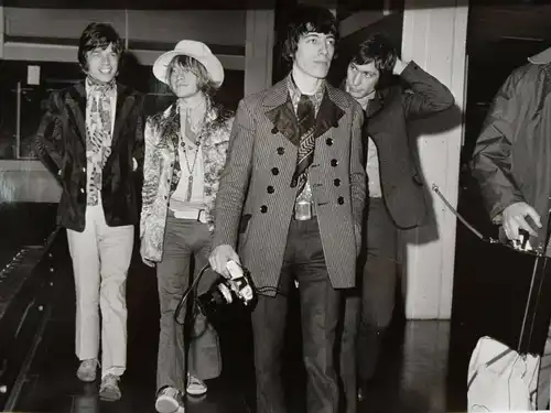 ROLLING STONES AUF DEM MAILÄNDER FLUGHAFEN - ORIGINAL-VINTAGE-PHOTOGRAPHIE -1967