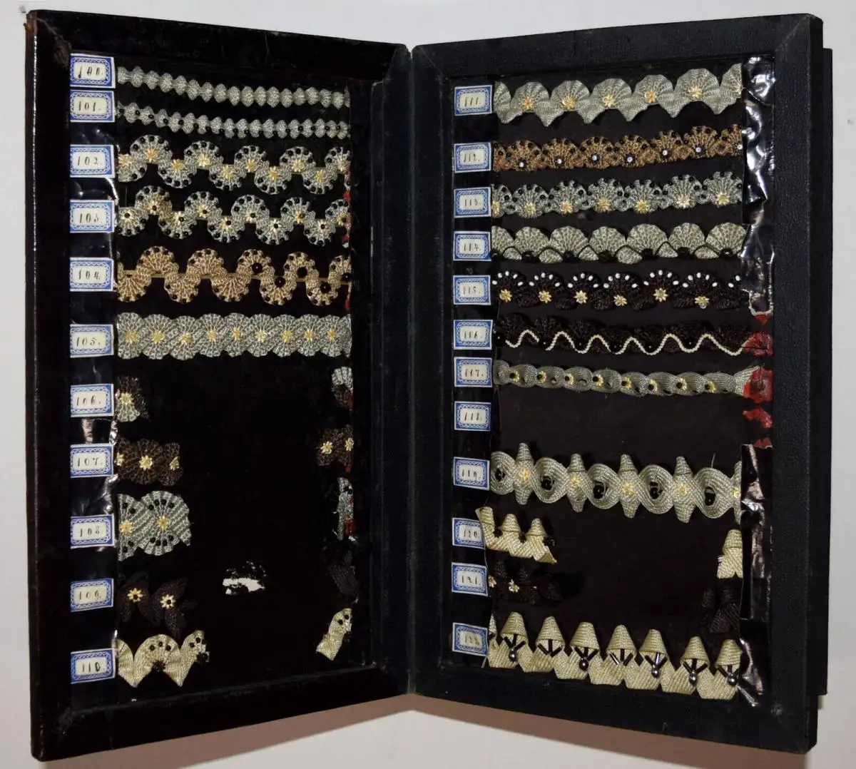 TRACHTEN-BORDÜREN TRACHTENBORTEN Schweiz um 1890 MODE STOFFMUSTER - TEXTILKUNST 0