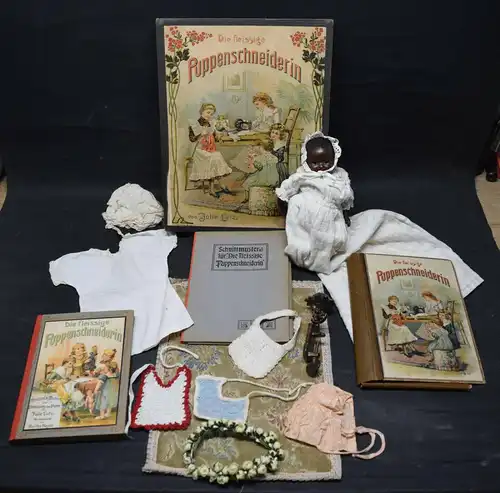 Spiele Die fleissige Puppenschneiderin mit Puppe und Zubehör ca. 1910 Doll Dolls