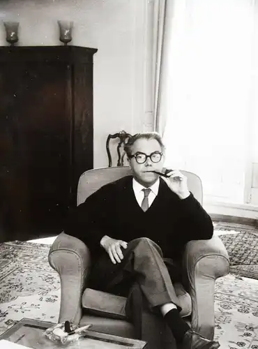 Max Frisch, Original-Vintage-Photographie (im Sessel mit Pfeife)