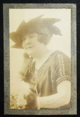 Florence Henri, ORIGINAL-PHOTOGRAPHIE - Porträt einer Dame mit Hut - BAUHAUS