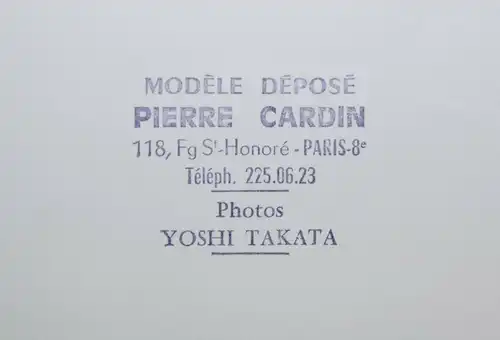 Pierre Cardin - Original-Photographie - Silbergelatineabzug von Yoshi Takata