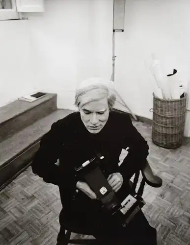 Warhol, Orig.-VINTAGE-Photographie von S. Becchetti (mit Kamera). Rom 1972