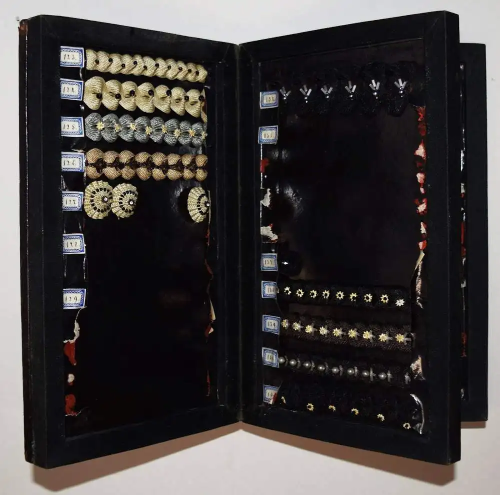 TRACHTEN-BORDÜREN TRACHTENBORTEN Schweiz um 1890 MODE STOFFMUSTER - TEXTILKUNST 1