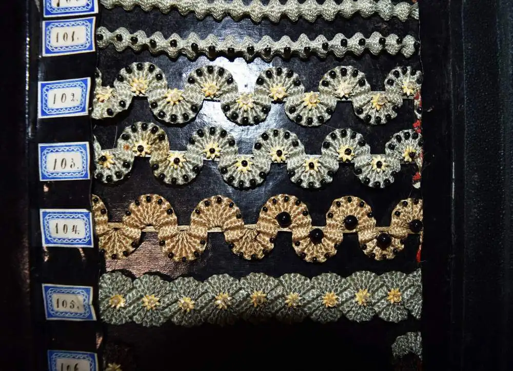 TRACHTEN-BORDÜREN TRACHTENBORTEN Schweiz um 1890 MODE STOFFMUSTER - TEXTILKUNST 10