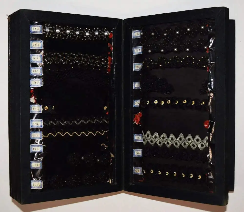 TRACHTEN-BORDÜREN TRACHTENBORTEN Schweiz um 1890 MODE STOFFMUSTER - TEXTILKUNST 3