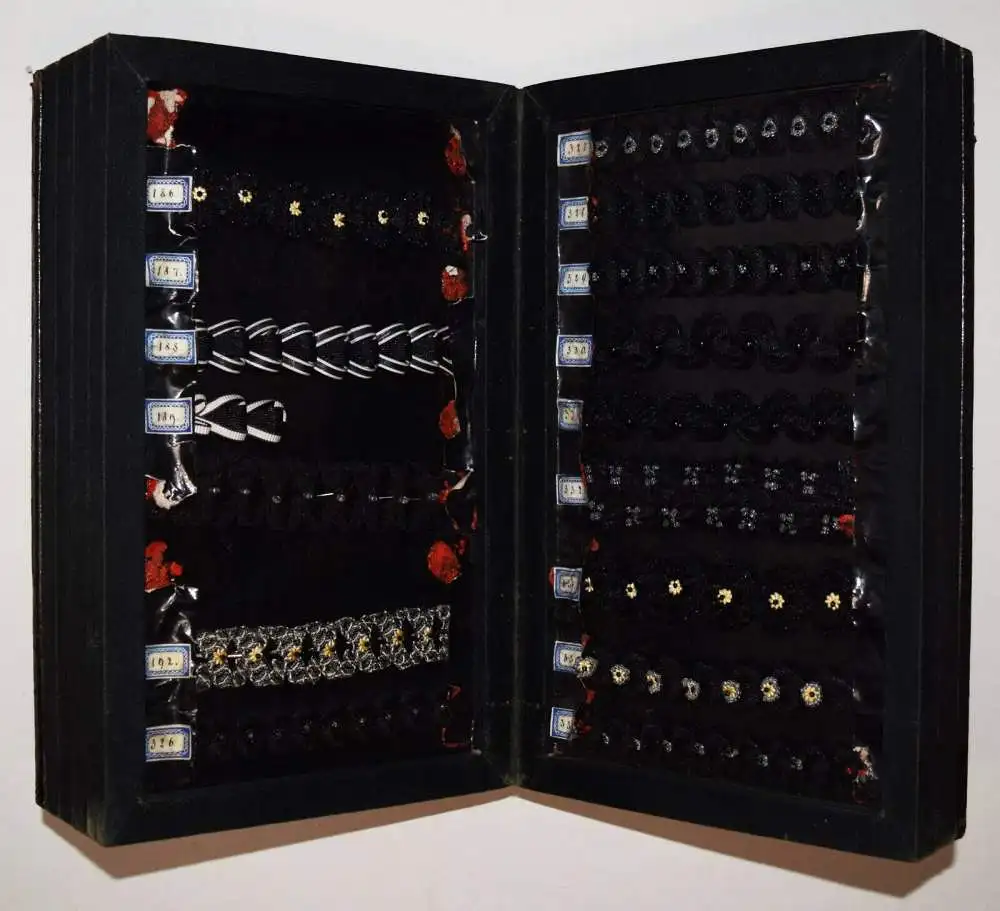 TRACHTEN-BORDÜREN TRACHTENBORTEN Schweiz um 1890 MODE STOFFMUSTER - TEXTILKUNST 4