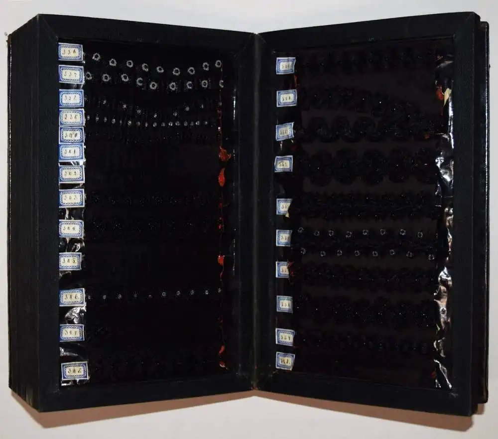 TRACHTEN-BORDÜREN TRACHTENBORTEN Schweiz um 1890 MODE STOFFMUSTER - TEXTILKUNST 5
