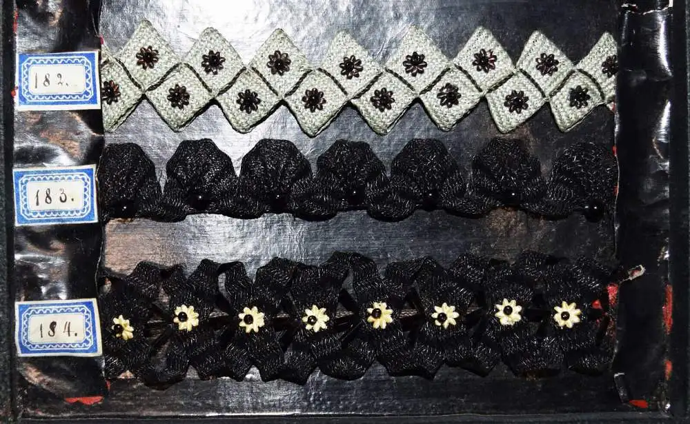 TRACHTEN-BORDÜREN TRACHTENBORTEN Schweiz um 1890 MODE STOFFMUSTER - TEXTILKUNST 7