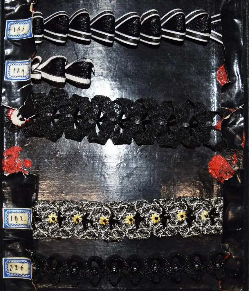 TRACHTEN-BORDÜREN TRACHTENBORTEN Schweiz um 1890 MODE STOFFMUSTER - TEXTILKUNST 8