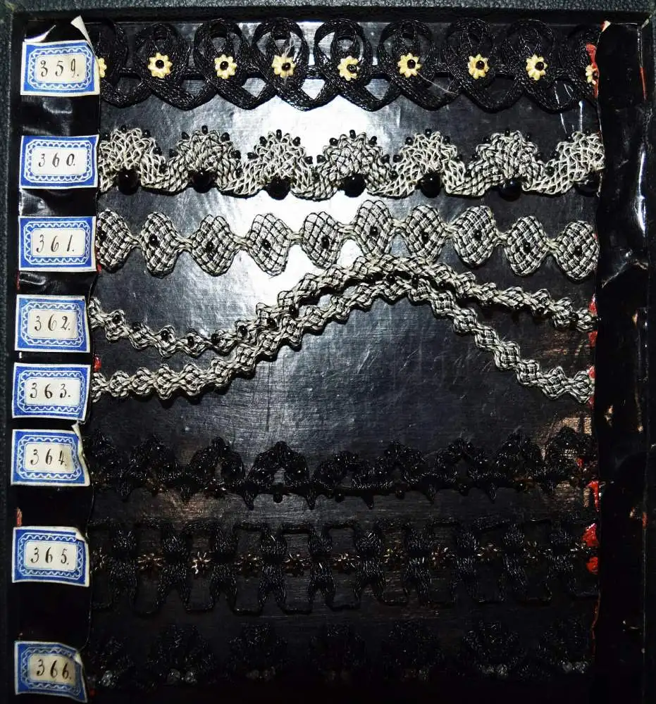 TRACHTEN-BORDÜREN TRACHTENBORTEN Schweiz um 1890 MODE STOFFMUSTER - TEXTILKUNST 9