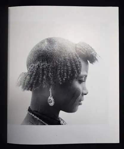 Magnin, J. D. ’Okhai Ojeikere. Scalo 2000PORTRAIT PHOTOGRAPHY HAIRSTYLES NIGERIA