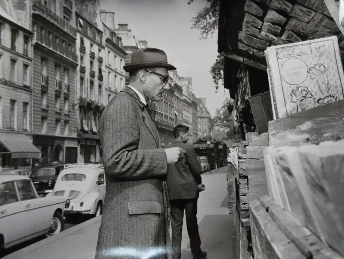 William S. Burroughs bei den Bouquinisten am Seineufer ORIG.-PHOTOGRAPH -  1962 0