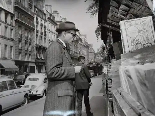 William S. Burroughs bei den Bouquinisten am Seineufer ORIG.-PHOTOGRAPH -  1962
