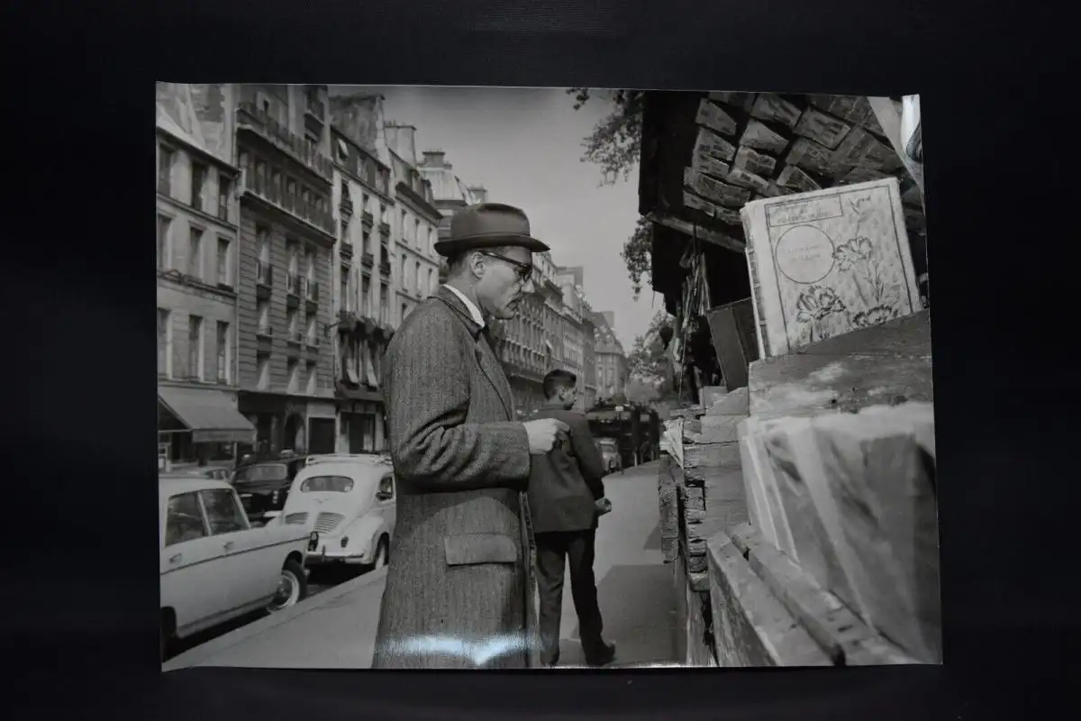 William S. Burroughs bei den Bouquinisten am Seineufer ORIG.-PHOTOGRAPH -  1962 2