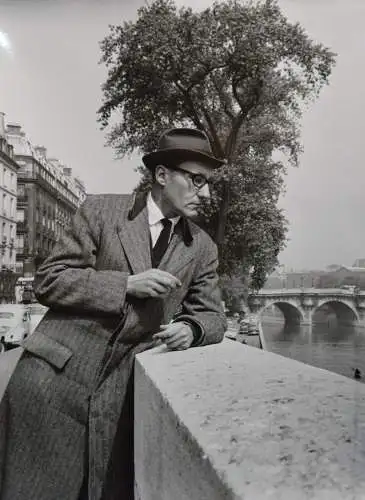 William S. Burroughs am Seineufer. Paris 1962 ORIG.-PHOTOGRAPH 40 x 30 cm