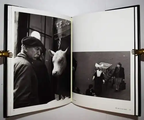 Doisneau, Robert. Rue Jacques Prevert - Paris 1992