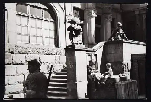 Cartier-Bresson, Henri. Les Europeens 1955 FIRST EDITION + ORIG.-PHOTOGRAPH